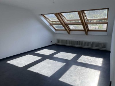 Moderne 2-Zimmer Dachgeschoßwohnung in ruhiger und begehrter Wohnlage in Kuchen EBK Stellpl. Keller