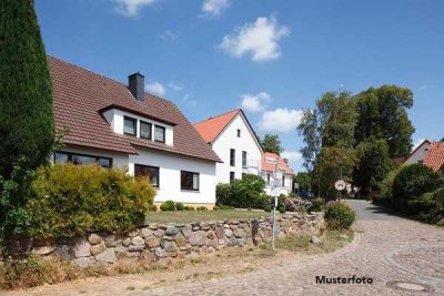 Wohnhaus mit Garagenanbau