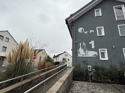 Komplett kernsanierte, gedämmte 3-Zimmer Wohnung mit großer Terrasse im DG mit Parkplatz und Keller