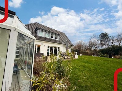 Exklusives Familienanwesen in Düsseldorf – mit Pool und beeindruckendem Parkareal