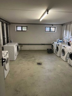 Iffezheim, Gepflegte DG-Wohnung mit drei Zimmern sowie Balkon, Einbauküche und Einzelgarage