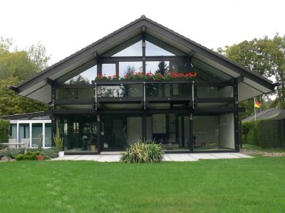 LUXURIÖSES HUF HAUS BESTENS IN FORM 211 m² WFL. + 67 m² WINTERGARTEN, DOPPELGARAGE AUF 1.214m² GRUND