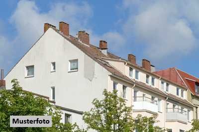 Wohngebäude mit Garagenanbauten