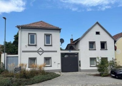 Traumhaftes Mehrfamilienhaus-Ensemble: 3 Wohneinheiten, XL-Garten, 2 Garagen!