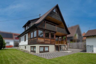 FÜR HOLZLIEBHABER! Freistehendes Einfamilienhaus mit großer Garage und schönem Garten