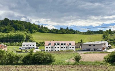 Erstbezug im klimafreundlichen Neubau:  3-Zimmer-Wohnung mit Balkon und gehobener Innenausstattung