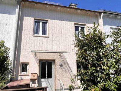 Modernisierungsbedürftiges Reihenmittelhaus in beliebter Lage in Augsburg Hochzoll-Süd