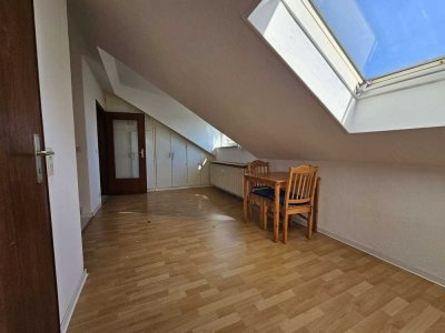 Helle 1 Zimmer-Dachgeschoss-Wohnung + Einbauküche | Eschborn Mitte!