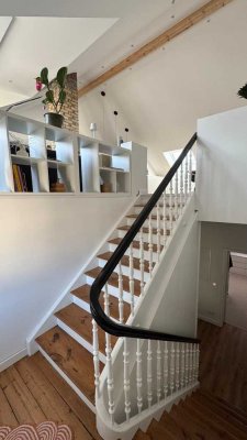 Exklusive, kernsanierte 4-Zimmer-Altbau-Wohnung mit gehobener Innenausstattung, Balkon und EBK