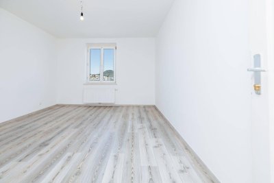 HIGHLIGHT I OBERSTE ETAGE MIT LIFT I MODERNISIERT I KOMFORT-DUSCHE I DESIGN-KÜCHE INKLUSIVE I ZENTRAL &amp; BAHNHOFNAH I HAUSTIER-TAUGLICH I MODERNES WOHNGEFÜHL I OPTIMALE RAUMNUTZUNG I PROJEKT WOHNEN
