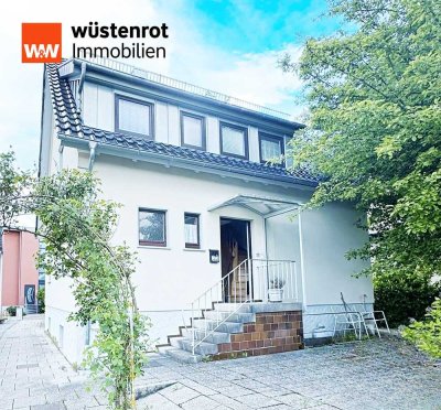 Charmantes Ein- bis Zweifamilienhaus mit zwei Garagen und Ausbaumöglichkeiten in Aalen-Hofen