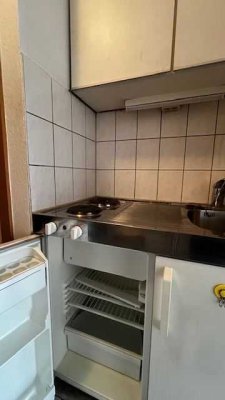 * Kompakte 1-Zimmer mit Dusche, EBK, Tiefgarage, Aufzug und Laminat in Bestlage *