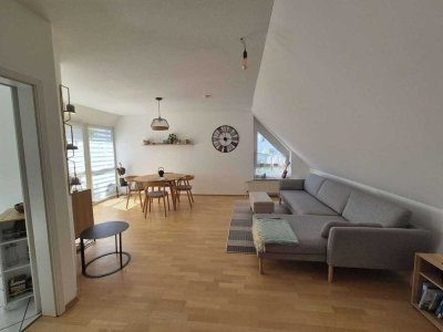 attraktive 3-Zimmer Wohnung mit großem Balkon, Einbauküche und Stellplatz in zentraler Lage