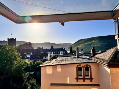 Charmante Dachgeschoßwohnung mit PanoramaBlick zur Burg Klopp und EBK