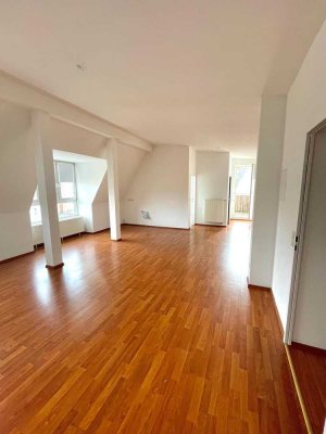 Ruhige, sanierte Altbauwohnung mit 4 Zimmern, 2 Balkonen & 2 Bädern – perfekt für Familie oder WG!