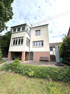 Schönes Einfamilienhaus mit EBK, Garage und Garten
