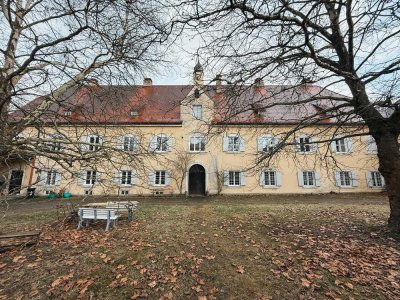 GROßRAUMWOHNUNG (4 ZIMMER+) INKL. TERRASSE & GARTENNUTZUNG IN CHARMANTEM ANWESEN IN GROßAITINGEN.