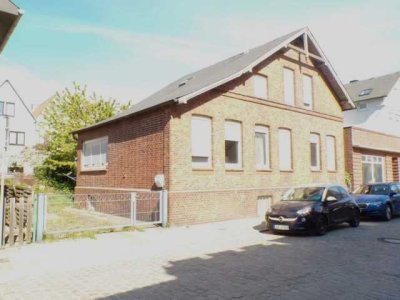 Renovierungs- teils sanierungsbedürftiges 1 - Familienhaus mit Einliegerwohnung im OG.,