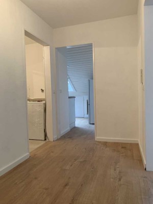 Schöne neuwertige 2ZKB Dachgeschoß Wohnung mit Einbauküche