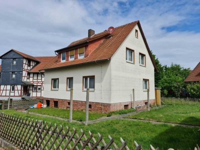 Ein- bis Zweifamilienhaus mit großem Potenzial - massiv, vollunterkellert, 3 Garagen
