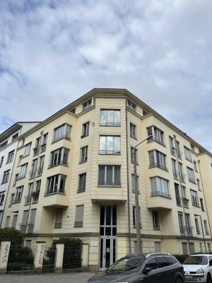 helle 2-Raum-Wohnung mit Einbauküche und Wannenbad