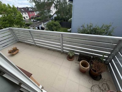In Bruchköbel: Gepflegte Wohnung mit drei Zimmern und Balkon