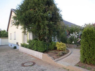 Helle 3,5 Zi-DG-Wohnung  ,  WZ , SZ  , Zi , Ankleide , Kü , Di , Bad , Balkon + Ke in Orsingen