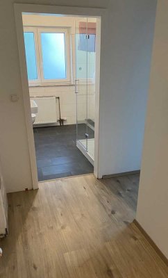 Erstbezug nach Sanierung: Moderne 2-Zimmer-Wohnung mit Terrasse & Parkplatz in Bestlage