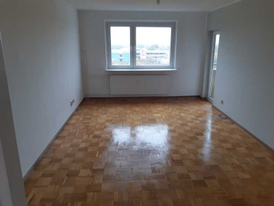 Helle 3-Zimmer Wohnung im 7. OG mit Balkon in Kiel-Mettenhof