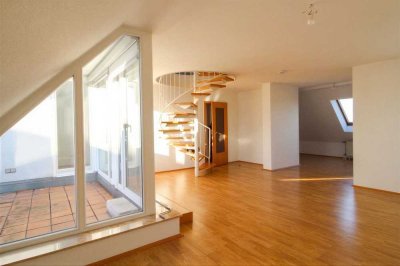 Maisonette mit Elbblick – Lichtdurchflutetes Wohnen mit Galerie u. Balkon mit ca. 93 qm Gesamtfläche