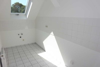 ! DG-Whg. / renoviert + Laminat / Bad mit Wanne + Fenster