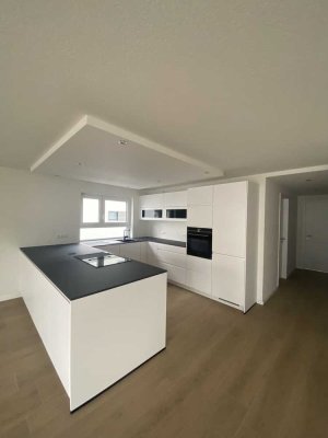Helle Neubauwohnung mit Einbauküche und Balkon