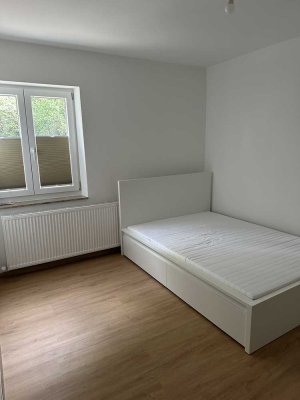 Geschmackvolles Zimmer in einer 2er-Wohngemeinschaft mit gehobener Innenausstattung in Stuttgart