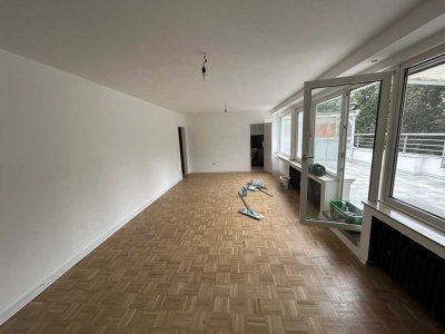 Kernsanierte aussergewöhnliche Wohnung im 5. OG mit Terrasse in Düsseltal