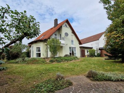 Helles, geräumiges und gepflegtes Einfamilienhaus mit schönem Garten (keine Makler!)