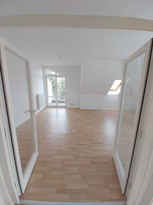 Ansprechende, frisch renovierte 2-Zimmer-DG-Wohnung mit Balkon in Stahnsdorf