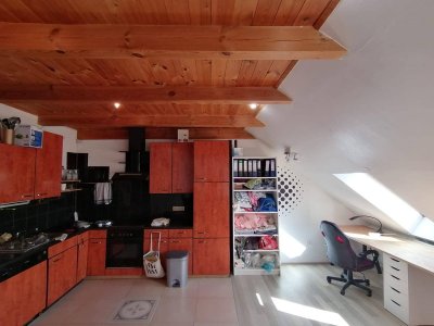 Freundliche 2-Zimmer-DG-Wohnung mit EBK in Orth an der Donau