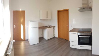Renovierte 1-Raumwohnung mit gr. Wohnküche und Loggia + inkl. Einbauküche + Laminat + 15 m² Zimmer