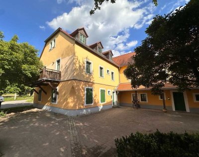 Elbnatur im Blick – Moderne 2‑Zimmer‑Wohnung im historischen Dreiseitenhof