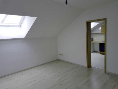 Helle Mansardenwohnung (1 Z/K/B) in Aising (Rosenheim) mit Einbauküche