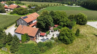 Einzigartiges Anwesen mit großzügigem 2-Familienhaus, Gewerbeeinheit und Möglichkeit zur Tierhaltung