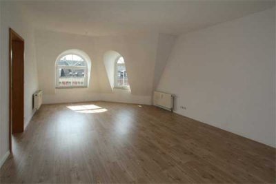 Gemütliche Single-Wohnung im Dachgeschoss mit Aufzug... Schloßteichnah...