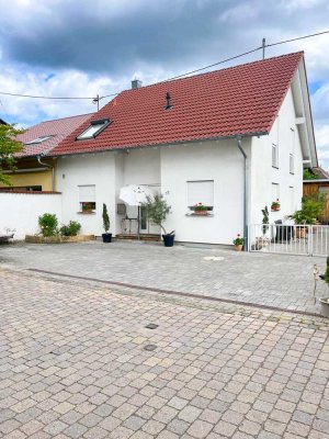 Neuwertiges gepflegtes Wohnhaus mit Garage, Garten in ruhiger Lage