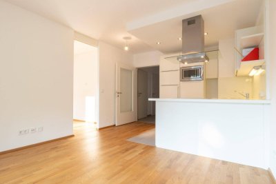 ZUM VERKAUFEN! Attraktive Kapitalanlage: Vermietete charmante Kleinwohnung mit großzügigem Balkon und Tiefgaragenstellplatz! Nähe U6 Spitz!