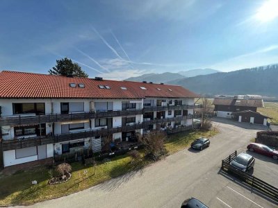 Direkt am Bergener Moos: Großzügiges Appartement im Dachgeschoss
