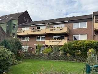 Helle und ruhige  4 Zimmer Wohnung mit Garage und großen Balkon in Zentrum!!!