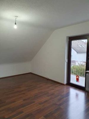 Helle 3-Zimmer Dachgeschosswohnung mit Balkon in Mörfelden-Walldorf