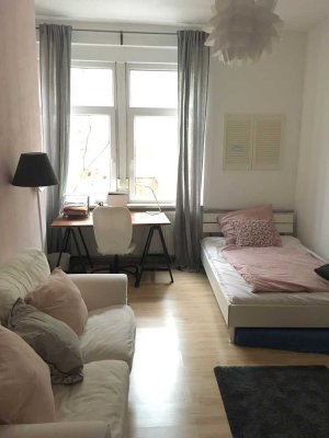Liebevoll sanierte Altbauwohnung mit großer Wohnküche in renoviertem Altbau!
