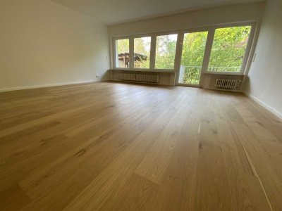 Helle und sehr geräumige 4 Zimmer Wohnung mit Balkon, Garten, Teich und Garage im ruhigen 3-Parteien