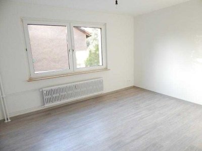 Bezugsfertig renovierte 2,5 Zi.-Wohnung mit bodentiefer Dusche